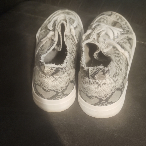 Jellypop Snakeskin Pattern Sneakers - Picture 2 of 4